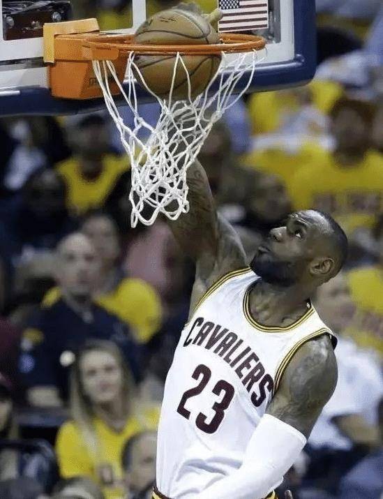 nba扣坏篮筐的人有哪些(NBA球星破坏力有多大？<a href=https://www.wuyouliuxue.com/temp/luoshanzuohuren target=_blank class=infotextkey>湖人</a>教练曾扣碎篮板，詹姆斯将篮球扣瘪)